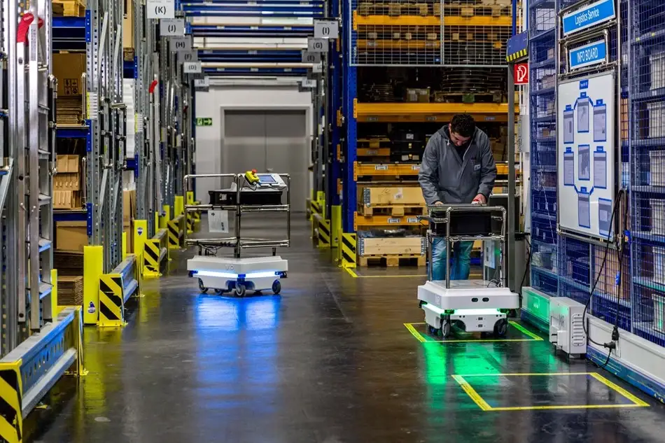MiR100 robots independently transport goods internally in Flex, Austria
